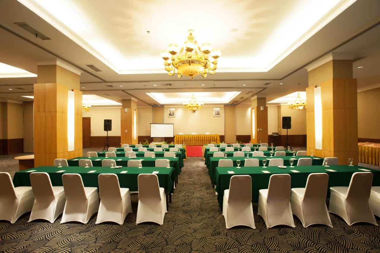 Grand Asia Hotel Giacarta Esterno foto